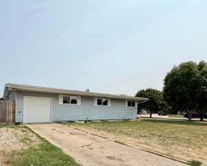 1816 2nd Ave NW, Minot, ND 58703
