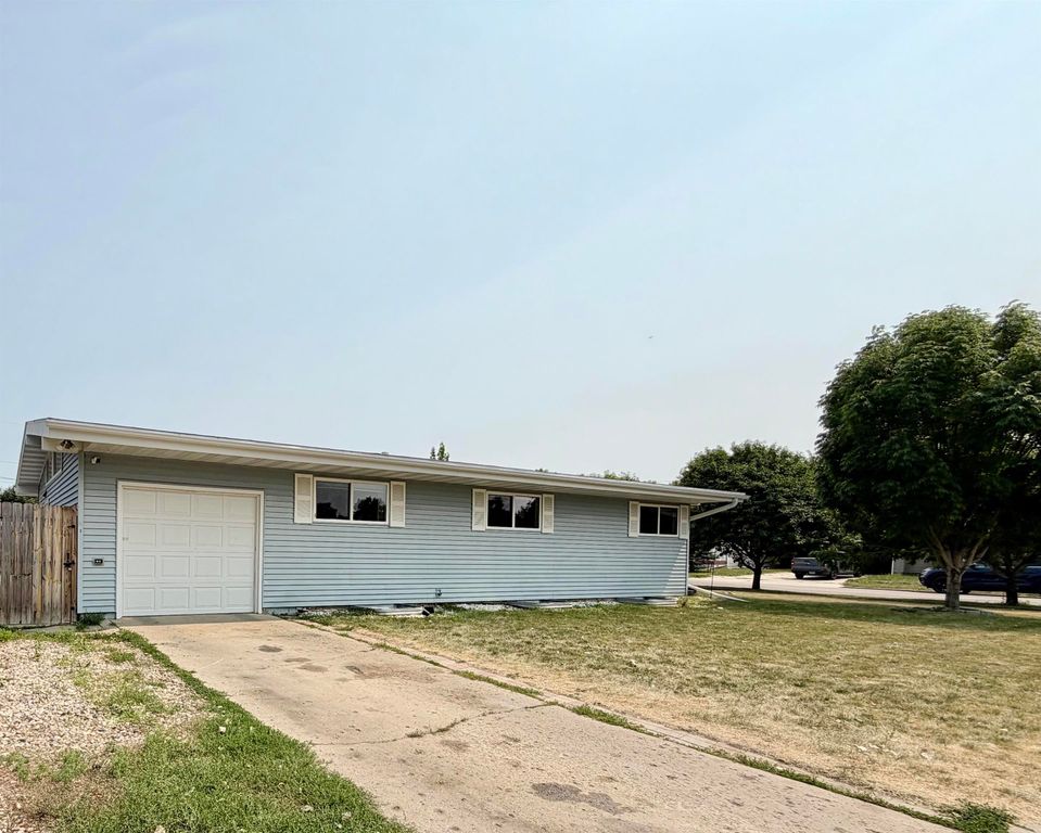 1816 2nd Ave NW, Minot, ND 58703
