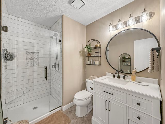 1185 W Grayrock Drive, Springfield, MO 65810