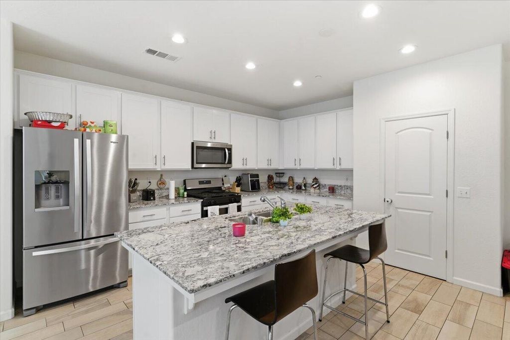 Image 2 of property listing at 3625 Chelsea Street, Tulare, CA 93274