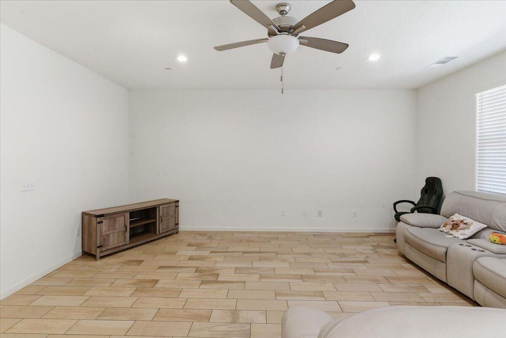 Image 6 of property listing at 3625 Chelsea Street, Tulare, CA 93274