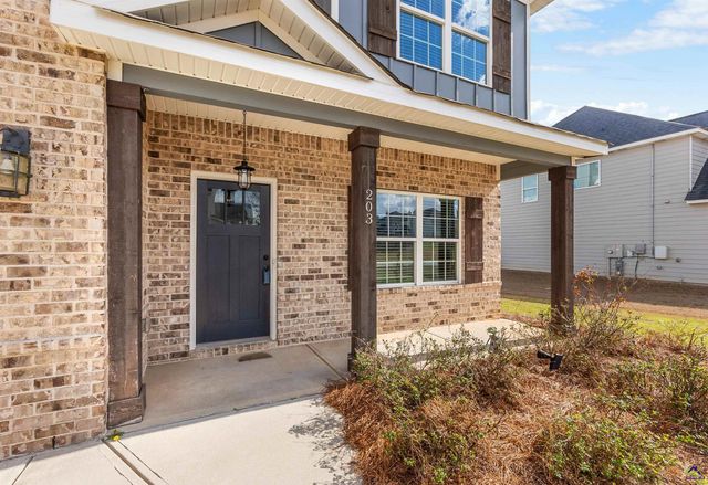 203 Amberley Court, Kathleen, GA 31047