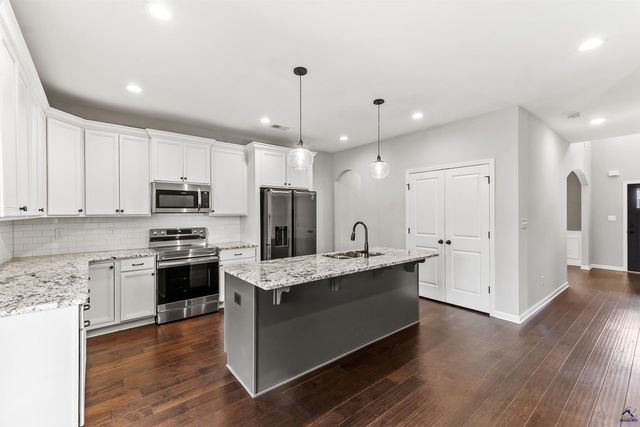 203 Amberley Court, Kathleen, GA 31047