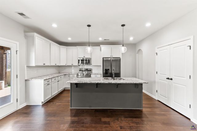 203 Amberley Court, Kathleen, GA 31047