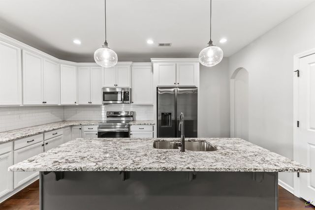 203 Amberley Court, Kathleen, GA 31047