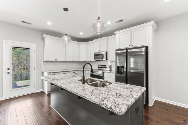 203 Amberley Court, Kathleen, GA 31047