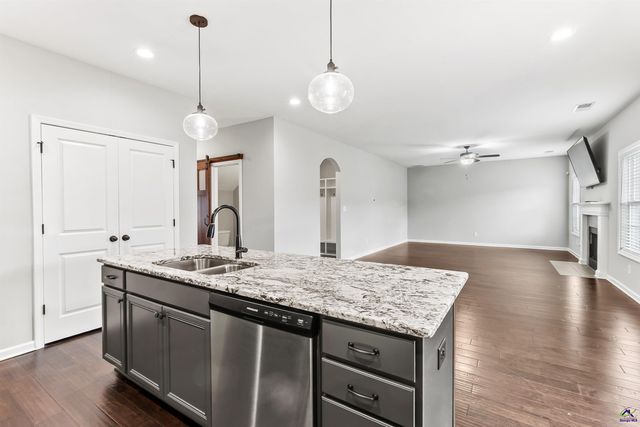 203 Amberley Court, Kathleen, GA 31047