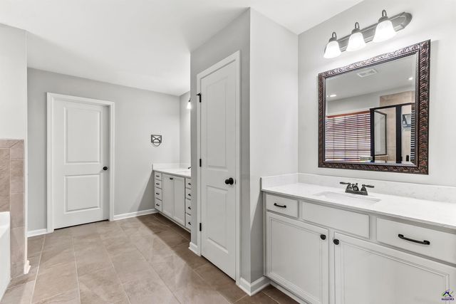 203 Amberley Court, Kathleen, GA 31047