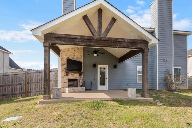 203 Amberley Court, Kathleen, GA 31047