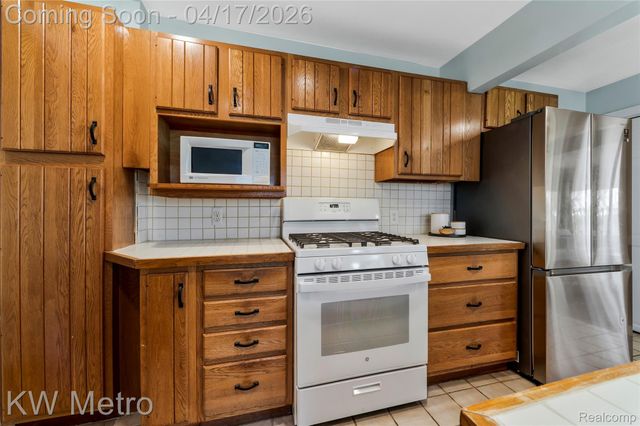 1012 Woodsboro Drive, Royal Oak, MI 48067