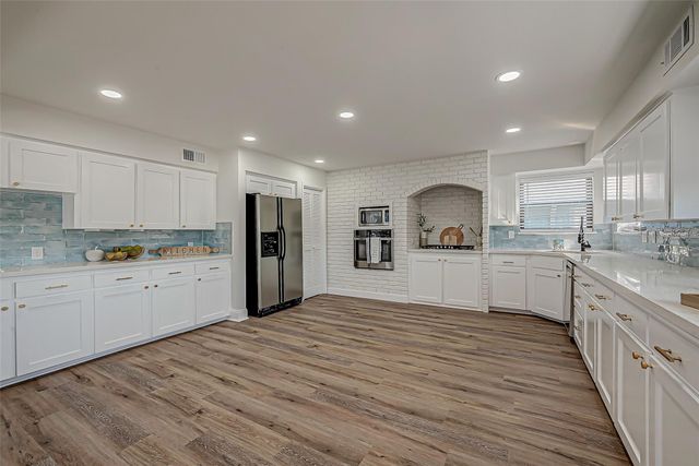 976 Bonita Street, Bayou Vista, TX 77563