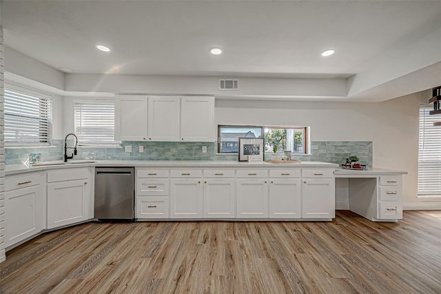 976 Bonita Street, Bayou Vista, TX 77563