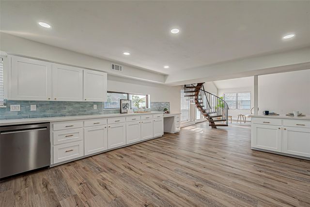 976 Bonita Street, Bayou Vista, TX 77563