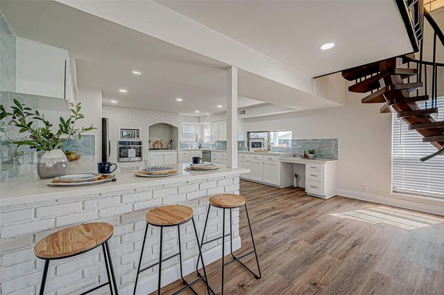 976 Bonita Street, Bayou Vista, TX 77563