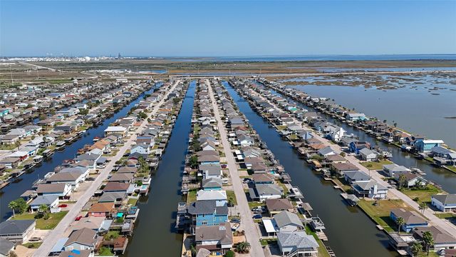 976 Bonita Street, Bayou Vista, TX 77563