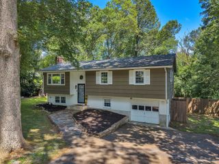 8 Oakwood Drive, Ledyard, CT 06335