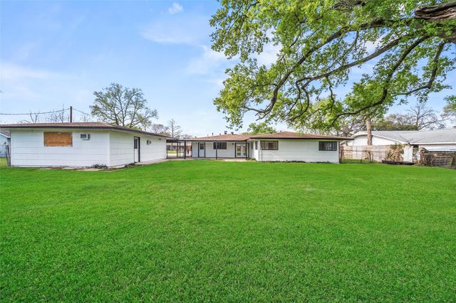 124 Lazy Lane, Baytown, TX 77520