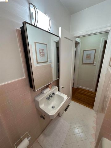 2426 West Street, Berkeley, CA 94702