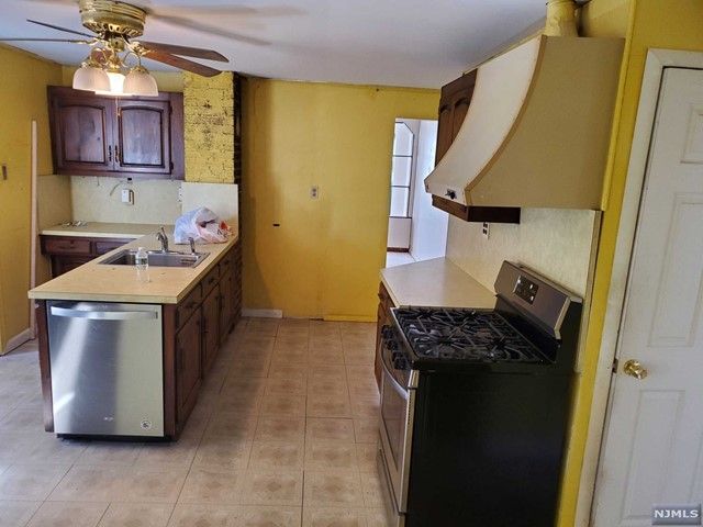 454 South Riverview Drive, Totowa, NJ 07512