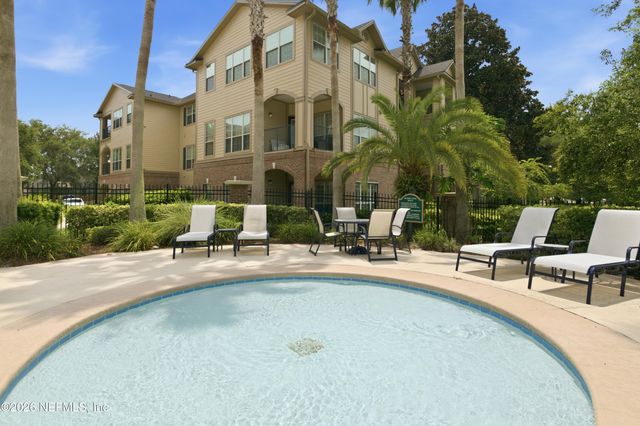 7800 POINT MEADOWS Drive 134, Jacksonville, FL 32256