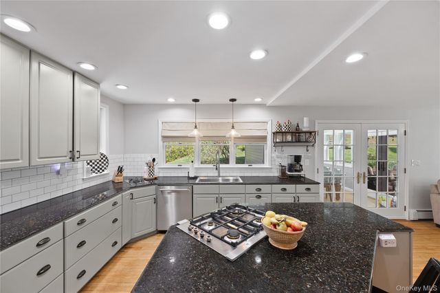 30 Smokey Hollow Court, Carmel, NY 10512