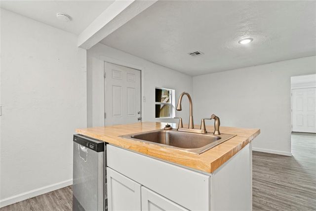 223 E Juniper Lane, Mustang, OK 73064