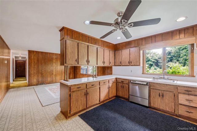 685 Village Lane, Mattituck, NY 11952