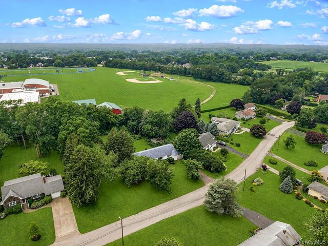685 Village Lane, Mattituck, NY 11952