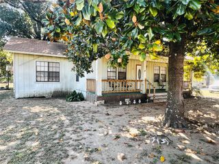 313 S Nolan Ave, Cameron, TX 76520