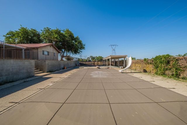 9244 Rogers Rd, Sacramento, CA 95829