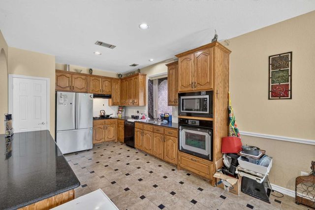 1411 Chateau Lane, Mansfield, TX 76063