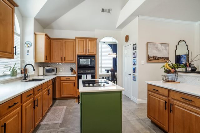 6908 Winthorp Drive, Arlington, TX 76001