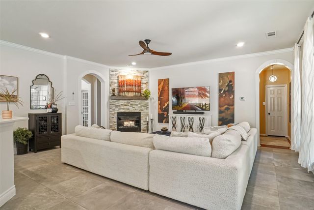 6908 Winthorp Drive, Arlington, TX 76001