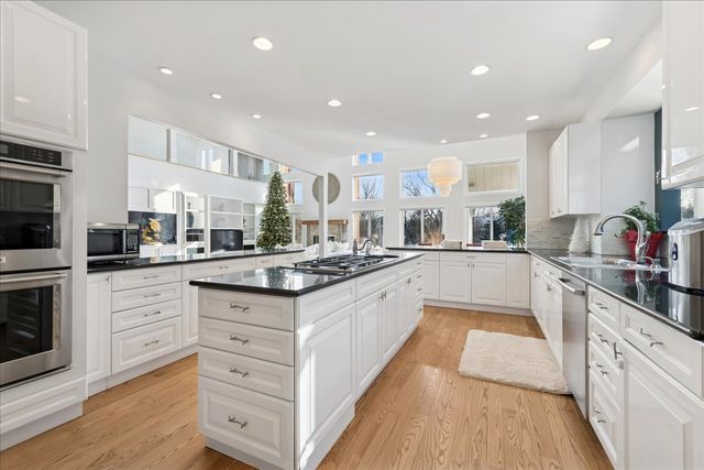 12 E Penny Road, South Barrington, IL 60010