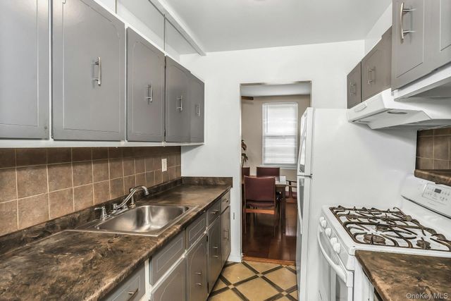 596 Broadway 17A, Lynbrook, NY 11563