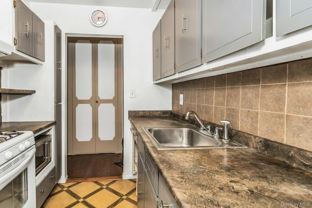 596 Broadway 17A, Lynbrook, NY 11563