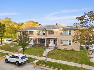 1154 E Singer CIRCLE, Milwaukee, WI 53212