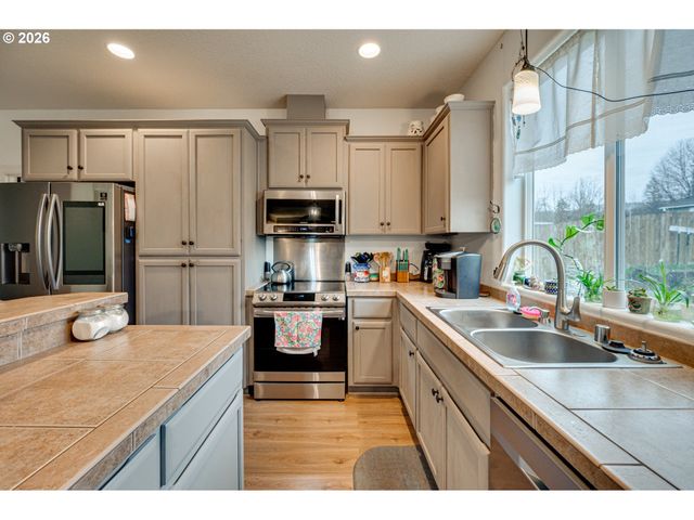 329 S SPRUCE Ave, Yacolt, WA 98675