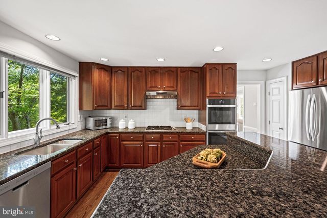 8609 WOODLAND HEIGHTS CT, Alexandria, VA 22309