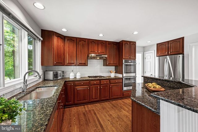 8609 WOODLAND HEIGHTS CT, Alexandria, VA 22309