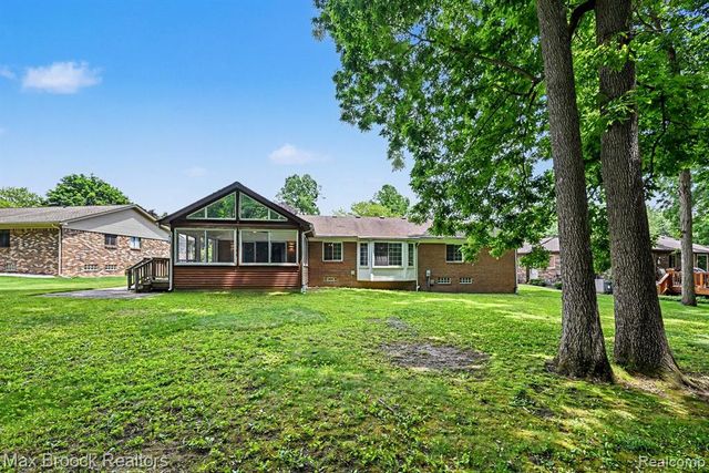 18733 Yorkshire Drive, Livonia, MI 48152