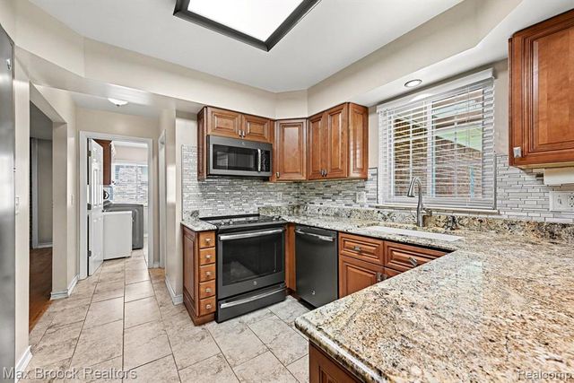 18733 Yorkshire Drive, Livonia, MI 48152