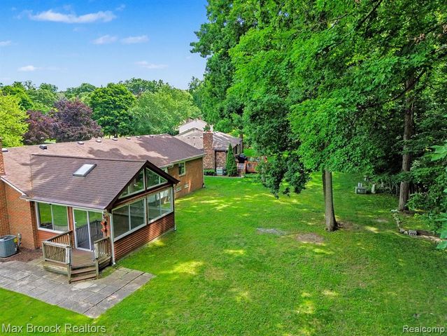18733 Yorkshire Drive, Livonia, MI 48152
