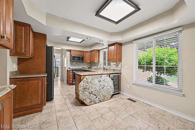 18733 Yorkshire Drive, Livonia, MI 48152