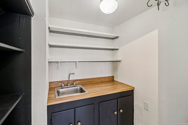 302 WEATHERCOCK LN, Windcrest, TX 78239