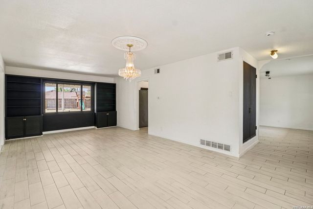 302 WEATHERCOCK LN, Windcrest, TX 78239