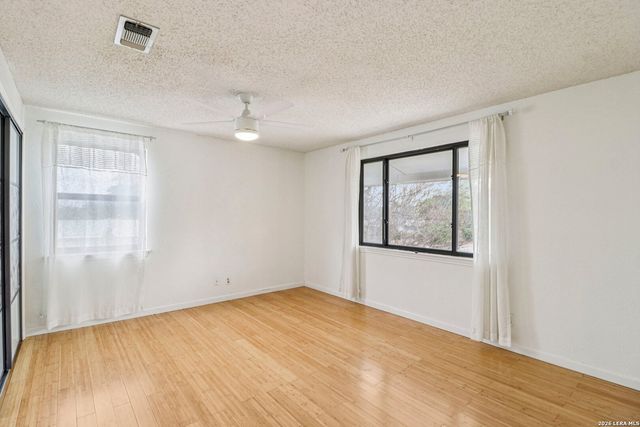 302 WEATHERCOCK LN, Windcrest, TX 78239