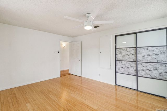 302 WEATHERCOCK LN, Windcrest, TX 78239