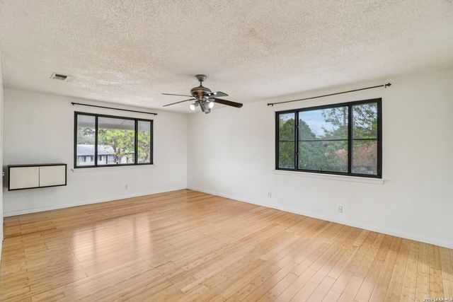 302 WEATHERCOCK LN, Windcrest, TX 78239