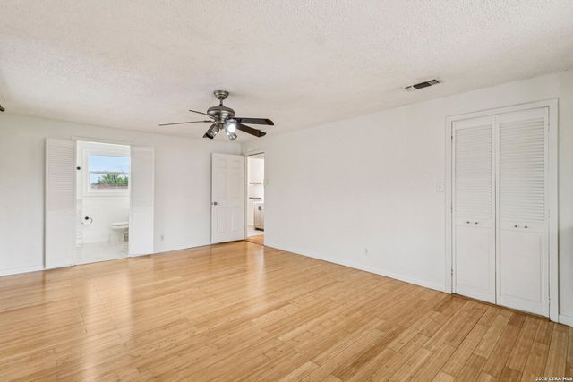 302 WEATHERCOCK LN, Windcrest, TX 78239